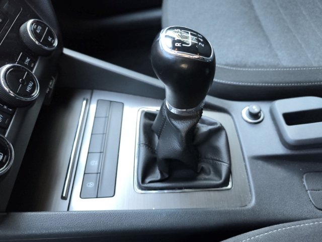 Fahrzeugabbildung SKODA Octavia Combi 1.5 TSI Soleil LED Navi Kamera