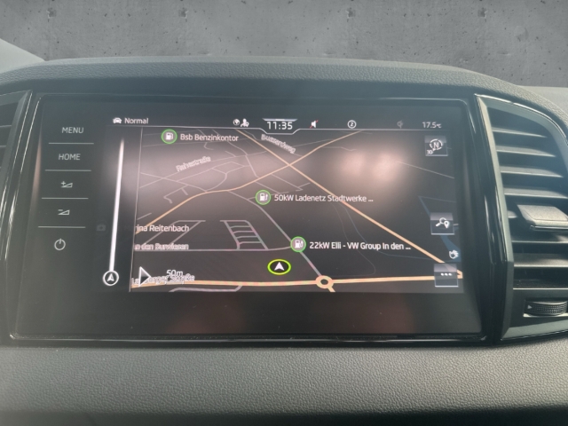 Fahrzeugabbildung SKODA Karoq 2.0 TSI DSG Sport 4x4 AHK PANO STHZ NAVI Allrad Keyless Entry Rückfahrkam.