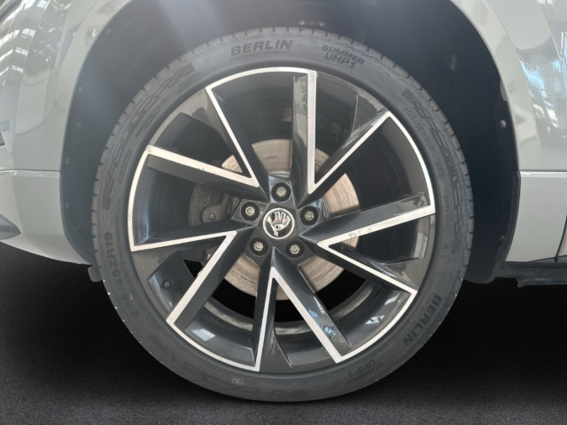 Fahrzeugabbildung SKODA Karoq 2.0 TSI DSG Sport 4x4 AHK PANO STHZ NAVI Allrad Keyless Entry Rückfahrkam.