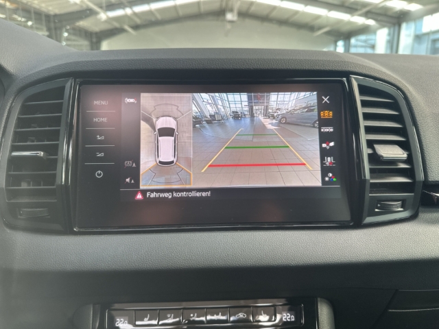 Fahrzeugabbildung SKODA Karoq 2.0 TSI DSG Sport 4x4 AHK PANO STHZ NAVI Allrad Keyless Entry Rückfahrkam.
