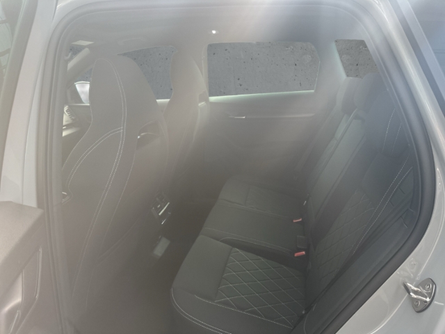 Fahrzeugabbildung SKODA Karoq 2.0 TSI DSG Sport 4x4 AHK PANO STHZ NAVI Allrad Keyless Entry Rückfahrkam.