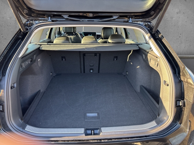 Fahrzeugabbildung Volkswagen Passat 1.5 eTSI DSG Elegance IQ.Light EasyOpen