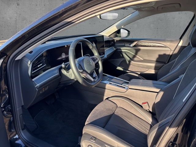 Fahrzeugabbildung Volkswagen Passat 1.5 eTSI DSG Elegance IQ.Light EasyOpen