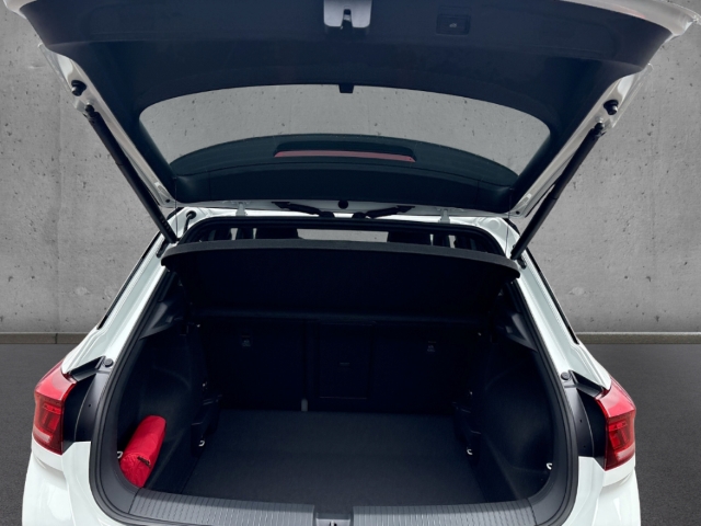 Fahrzeugabbildung Volkswagen T-Roc 1.5 DSG R-Line LED Navi AHK Kamera Keyless