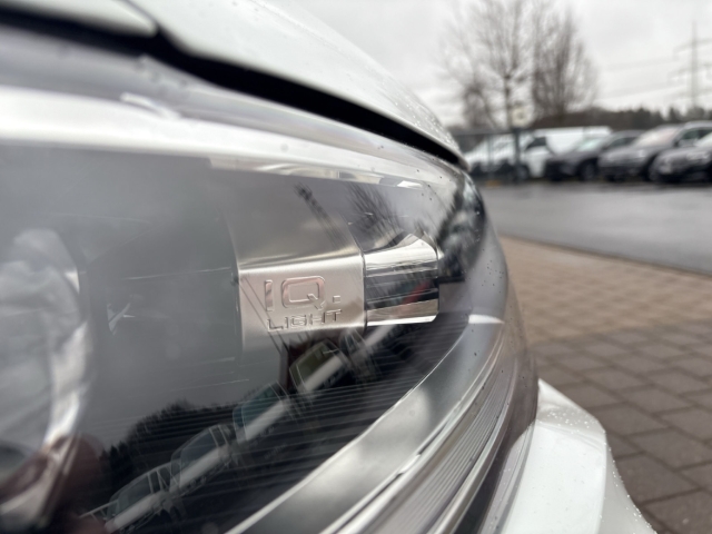 Fahrzeugabbildung Volkswagen T-Roc 1.5 DSG R-Line LED Navi AHK Kamera Keyless