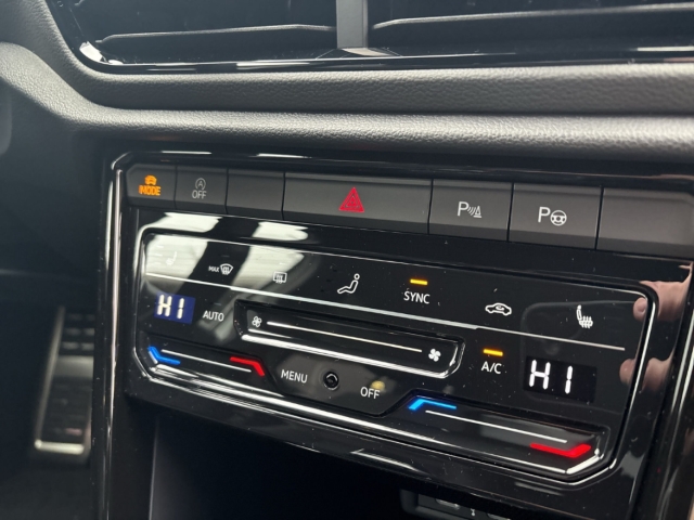 Fahrzeugabbildung Volkswagen T-Roc 1.5 DSG R-Line LED Navi AHK Kamera Keyless