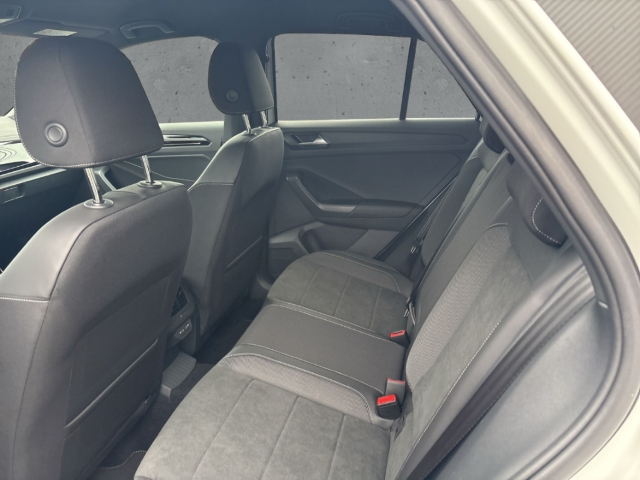 Fahrzeugabbildung Volkswagen T-Roc 1.5 DSG R-Line LED Navi AHK Kamera Keyless