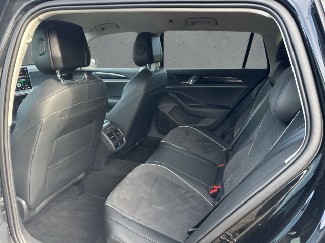 Fahrzeugabbildung Volkswagen Passat Variant 1.5 eTSI DSG Business AHK Nav ACC