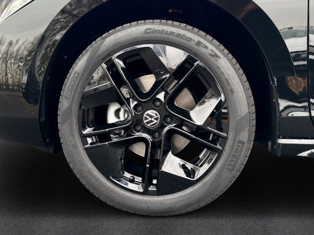 Fahrzeugabbildung Volkswagen Passat Variant 2.0 TDI R-Line HuD BlackStyle AHK