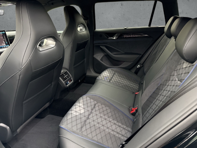 Fahrzeugabbildung Volkswagen Passat Variant 2.0 TDI R-Line HuD BlackStyle AHK