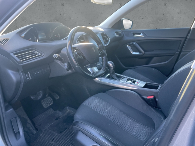 Fahrzeugabbildung Peugeot 308 1,2 PureTech 130 Allure Auto. SHZ GRA Klima