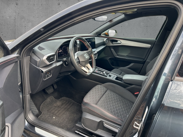 Fahrzeugabbildung SEAT Leon 1.5 eTSI DSG FR AHK LED Nav Pano ACC Kamera