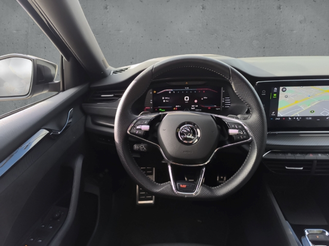 Fahrzeugabbildung SKODA Octavia Combi iV 1.4 TSI RS HUD AD El. Panodach Navi Digitales Cockpit Memory Sitze