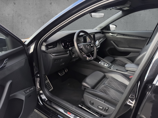 Fahrzeugabbildung SKODA Octavia Combi iV 1.4 TSI RS HUD AD El. Panodach Navi Digitales Cockpit Memory Sitze