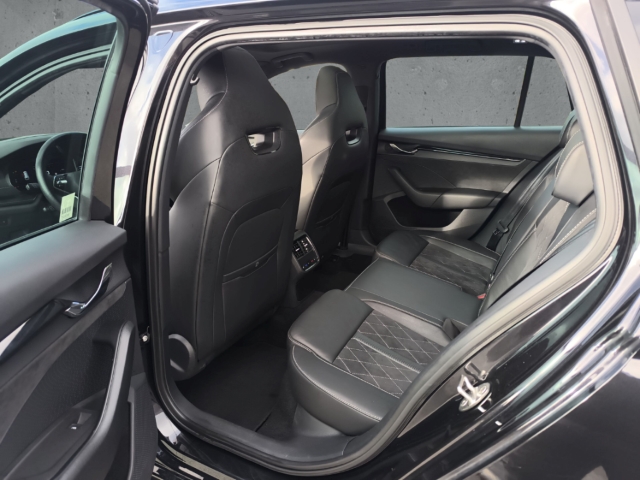 Fahrzeugabbildung SKODA Octavia Combi iV 1.4 TSI RS HUD AD El. Panodach Navi Digitales Cockpit Memory Sitze