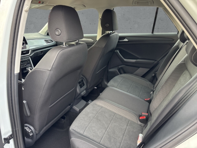 Fahrzeugabbildung Volkswagen T-Roc 1.5 TSI DSG Style LED+ ACC SHZ PDC AppConn