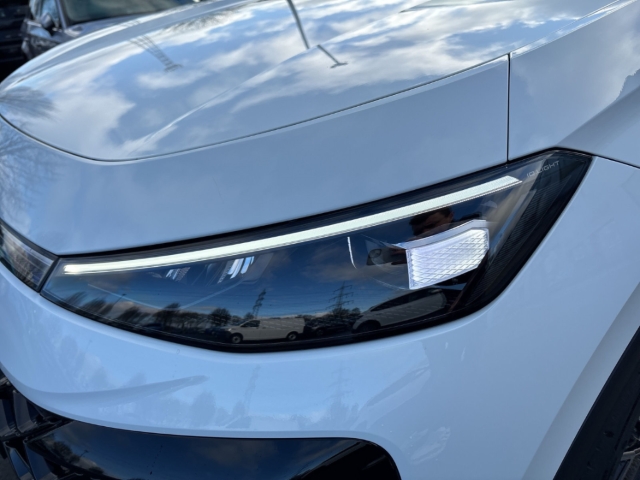 Fahrzeugabbildung Volkswagen T-Roc 1.5 eTSI R-Line IQ.LIGHT Navi AHK ACC SHZ