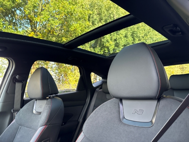 Fahrzeugabbildung Hyundai TUCSON FL HEV MY25 1.6 2WD N-Line Assist-P Panoramadach HUD Navi Digitales Cockpit Soundsystem