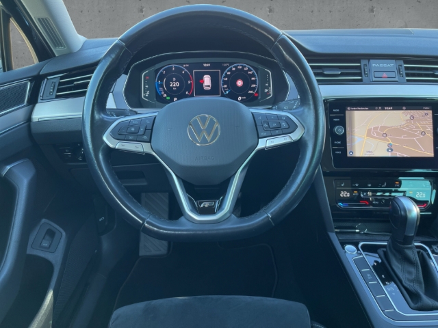 Fahrzeugabbildung Volkswagen Passat 2.0 TDI DSG R-Line Elegance AHK Sportpaket HUD StandHZG