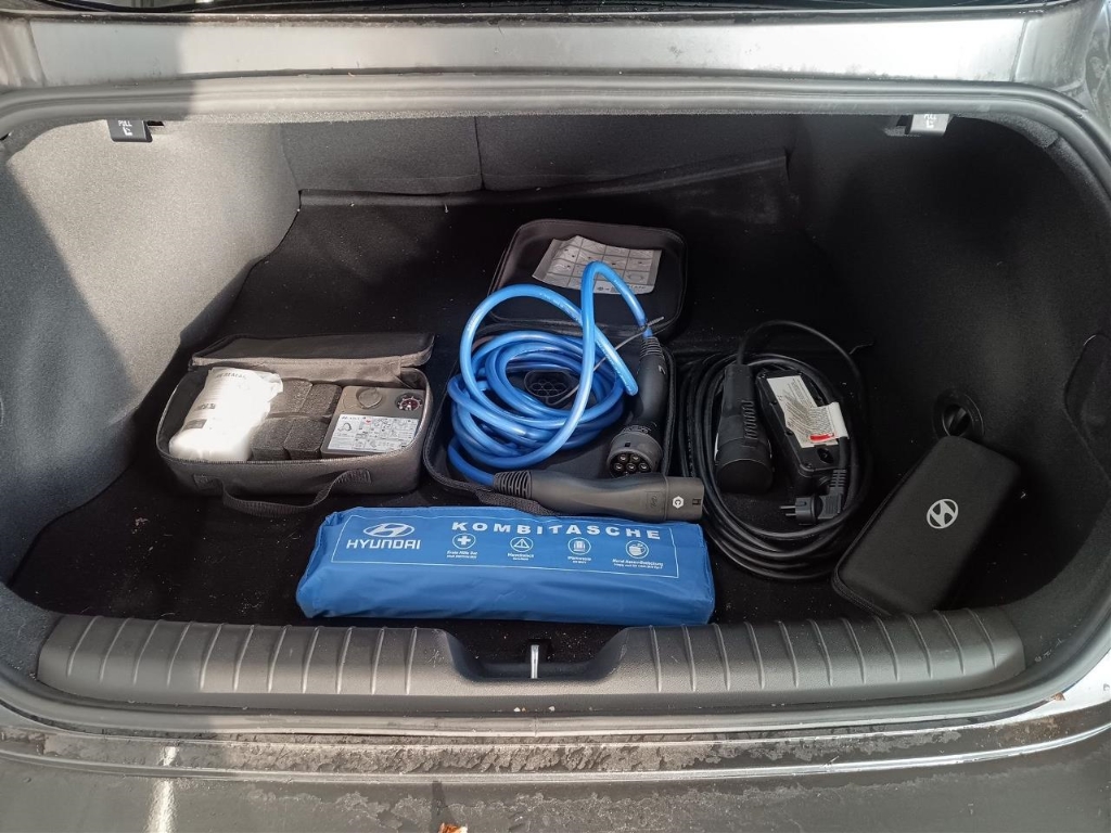 Fahrzeugabbildung Hyundai IONIQ 6 77,4kWh 4WD UNIQ 20LM HUD Navi Digitales Cockpit Memory Sitze Soundsystem