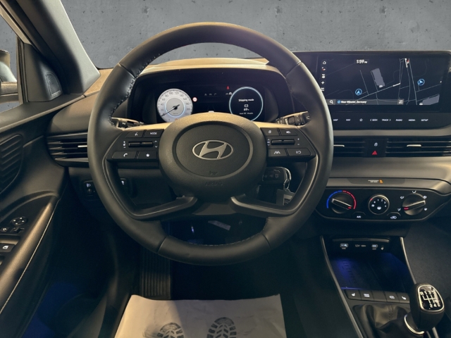 Fahrzeugabbildung Hyundai i20 FL MY26 1.0 T-GDI MT Blackline Navi Soundsystem Bose LED Apple CarPlay Android Auto