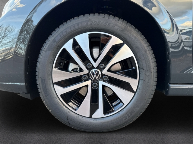 Fahrzeugabbildung Volkswagen Golf 1.5 TSI Energy Navi R-Kamera GJR ACC SHZ