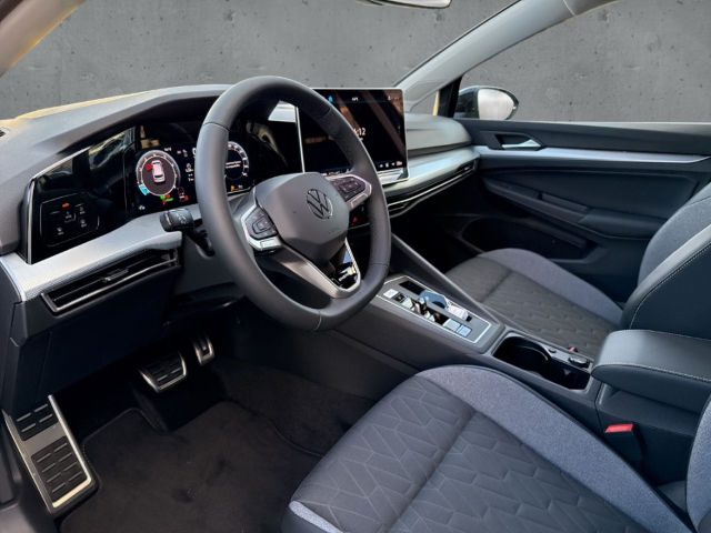 Fahrzeugabbildung Volkswagen Golf 1.5 TSI Energy Navi R-Kamera GJR ACC SHZ