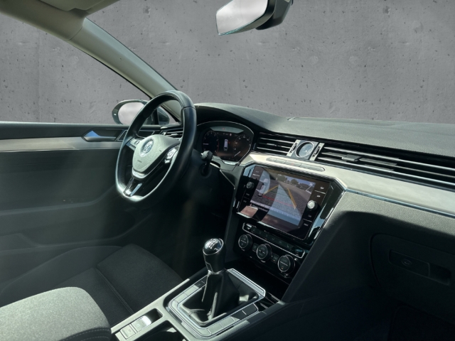 Fahrzeugabbildung Volkswagen Passat Comfortline 1.5 TSI Panorama Standheizung NAV