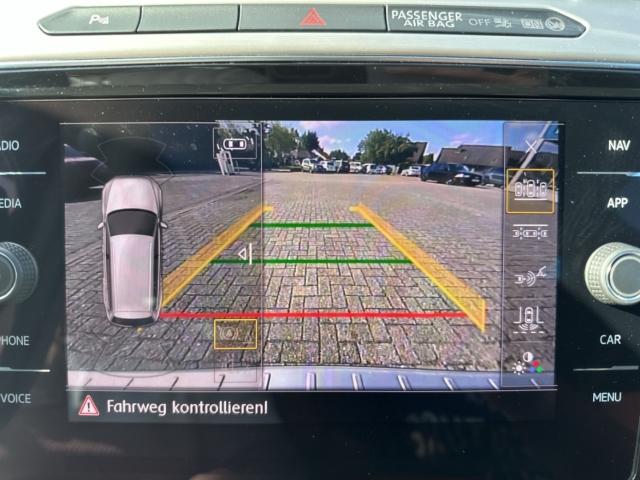 Fahrzeugabbildung Volkswagen Passat Comfortline 1.5 TSI Panorama Standheizung NAV