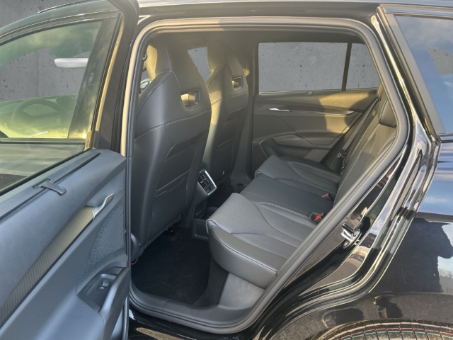 Fahrzeugabbildung SKODA Enyaq RS Suite 4x4 Maxx-Paket AHK LED ACC e-Sitze