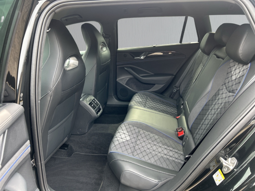 Fahrzeugabbildung Volkswagen Passat Variant 2.0 TDI R-line ACC SHZ R-Kam Matrix LED