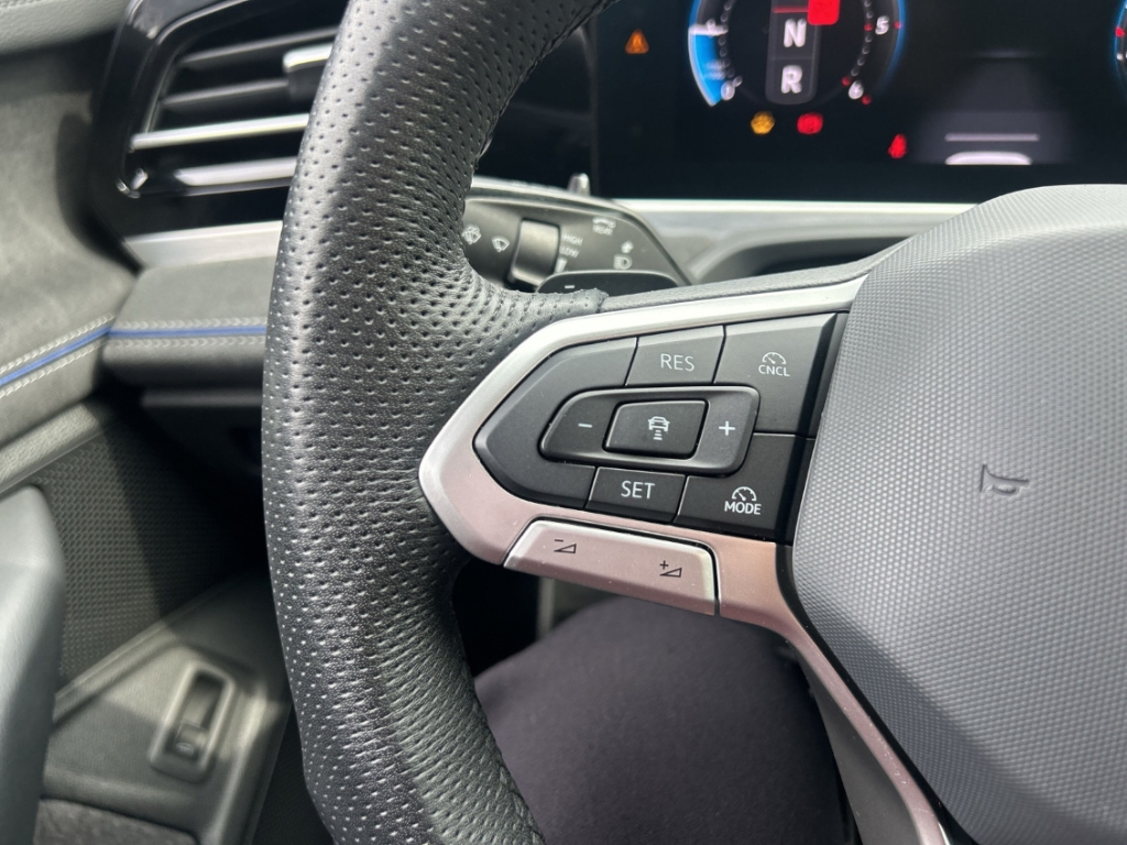Fahrzeugabbildung Volkswagen Passat Variant 2.0 TDI R-line ACC SHZ R-Kam Matrix LED