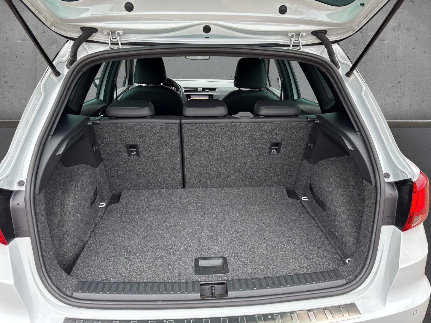 Fahrzeugabbildung SEAT Arona 1.5 TSI FR AHK RFK SHZ LMF Navi Klima