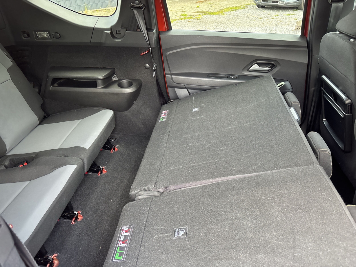 Fahrzeugabbildung Dacia Jogger Extreme 1.5 Hyb AHK SHZ RFK 7Sitze 8-fach