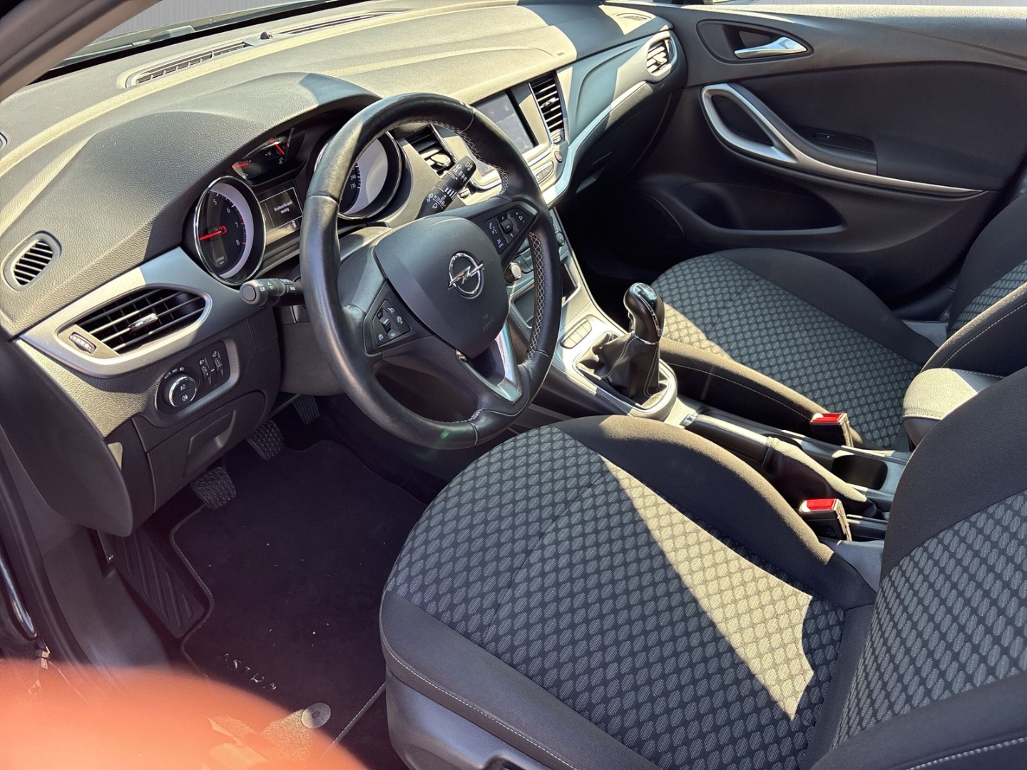 Fahrzeugabbildung Opel Astra K ST Turbo 120 Jahre LED Temp SHZ PDCv+h