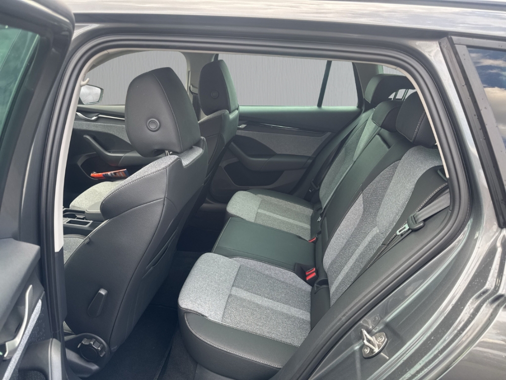 Fahrzeugabbildung SKODA Octavia 2.0 TDI DSG Selection PDC LED SHZ Klima
