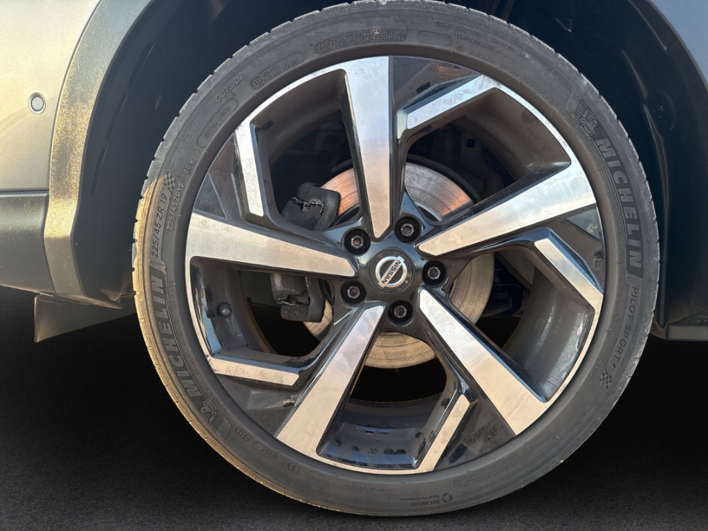 Fahrzeugabbildung Nissan Qashqai 1.5 dCi Tekna 4x2 Leder Pano Bose LED 360Kamera Navi