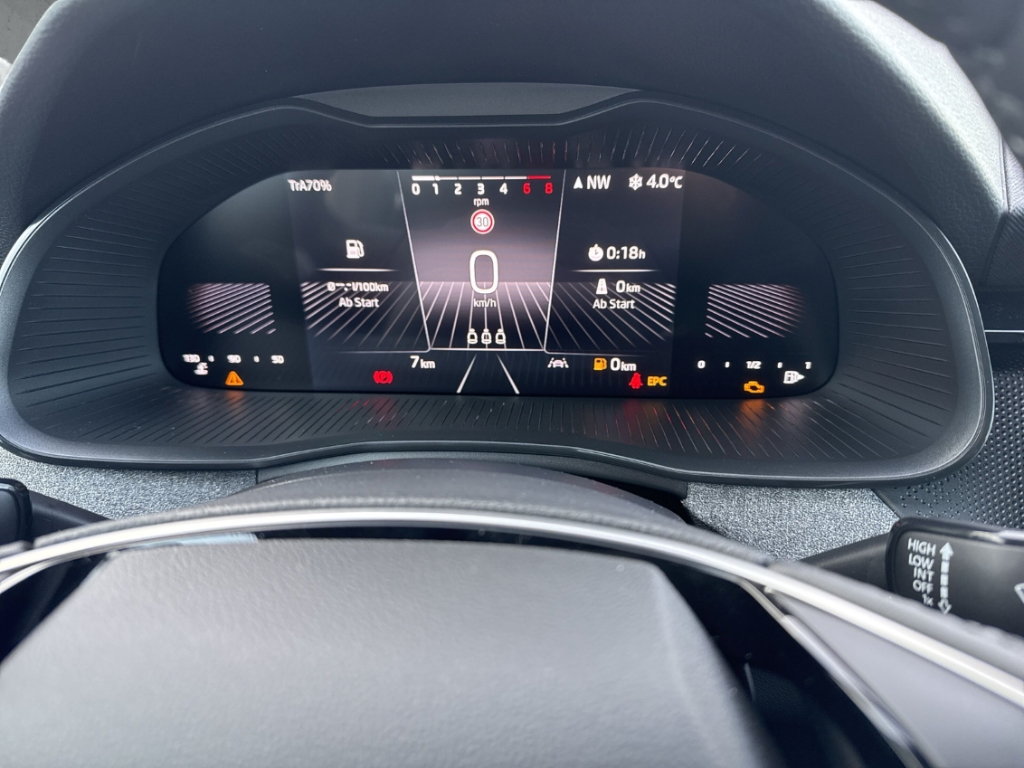 Fahrzeugabbildung SKODA Kamiq 1.0 TSI SELECTION LED SHZ Temp PDC Klima