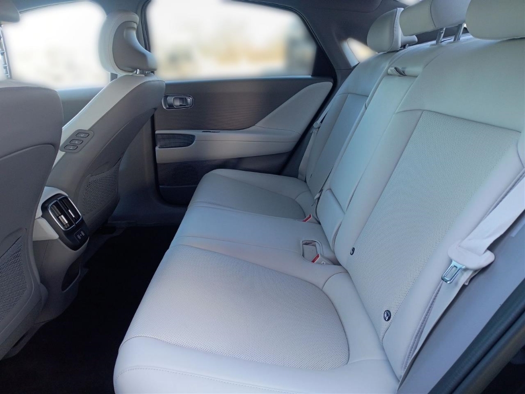 Fahrzeugabbildung Hyundai IONIQ 6 4WD 77,4kWh UNIQ Digi-Spiegel 20LM HUD Navi Digitales Cockpit Memory Sitze