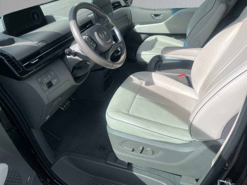 Fahrzeugabbildung Hyundai STARIA 2.2 CRDi Signature LED Pano AHK Kam360 Allwetter
