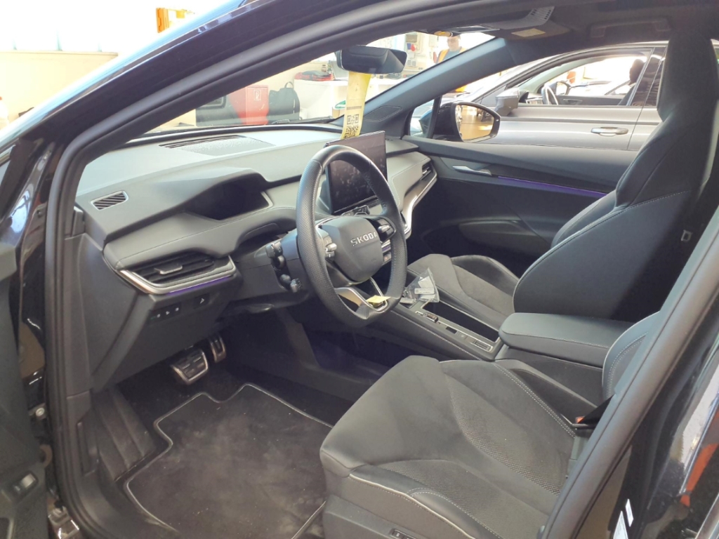 Fahrzeugabbildung SKODA Enyaq 85 210kW 82kWh Sportline Matrix Pano Navi AHK-klappbar El. Panodach Digitales Cockpit