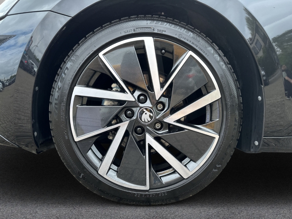 Fahrzeugabbildung SKODA Octavia Combi TDI DSG Sportline AHK LED SHZ NAVI PDC FrontAss SunSet