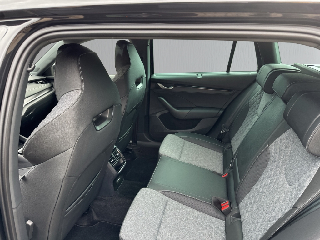 Fahrzeugabbildung SKODA Octavia Combi TDI DSG Sportline AHK LED SHZ NAVI PDC FrontAss SunSet