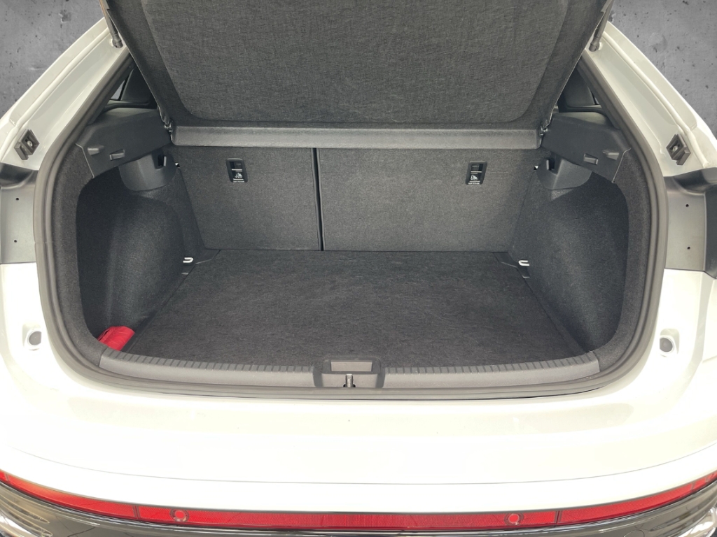 Fahrzeugabbildung Volkswagen Taigo 1.5 TSI DSG R-Line AHK IQ.LIGHT Nav ACC SHZ