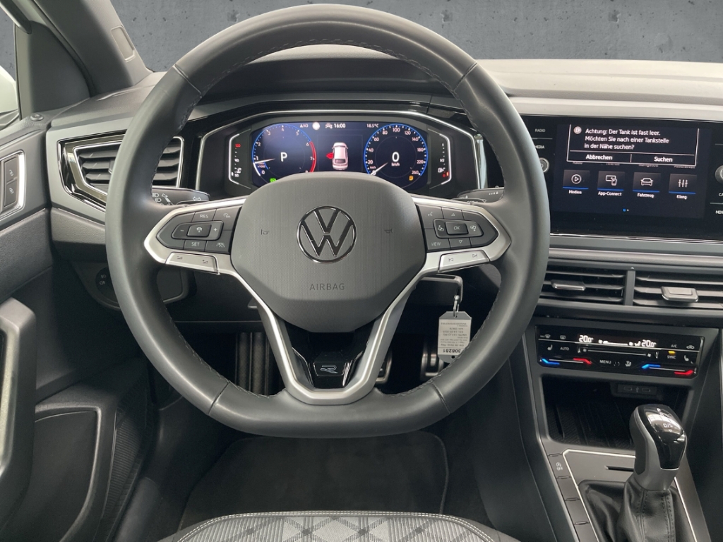 Fahrzeugabbildung Volkswagen Taigo 1.5 TSI DSG R-Line AHK IQ.LIGHT Nav ACC SHZ