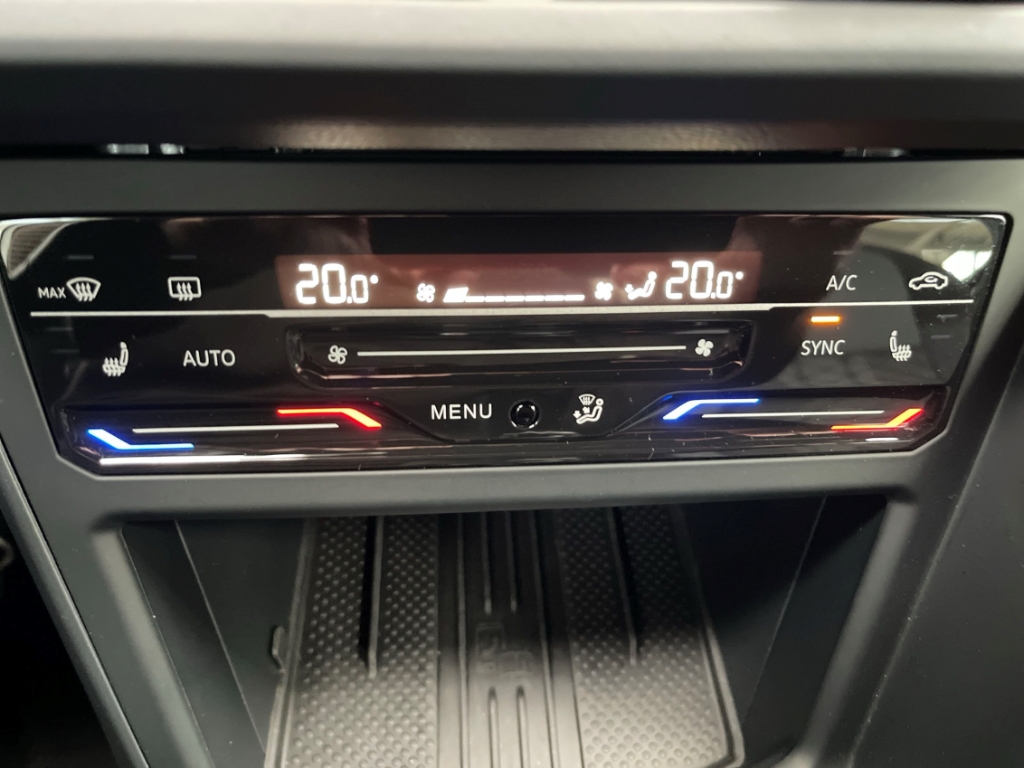Fahrzeugabbildung Volkswagen Taigo 1.5 TSI DSG R-Line AHK IQ.LIGHT Nav ACC SHZ
