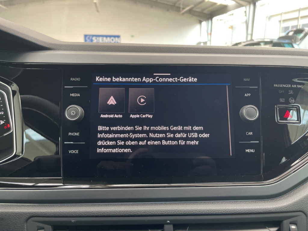 Fahrzeugabbildung Volkswagen Taigo 1.5 TSI DSG R-Line AHK IQ.LIGHT Nav ACC SHZ