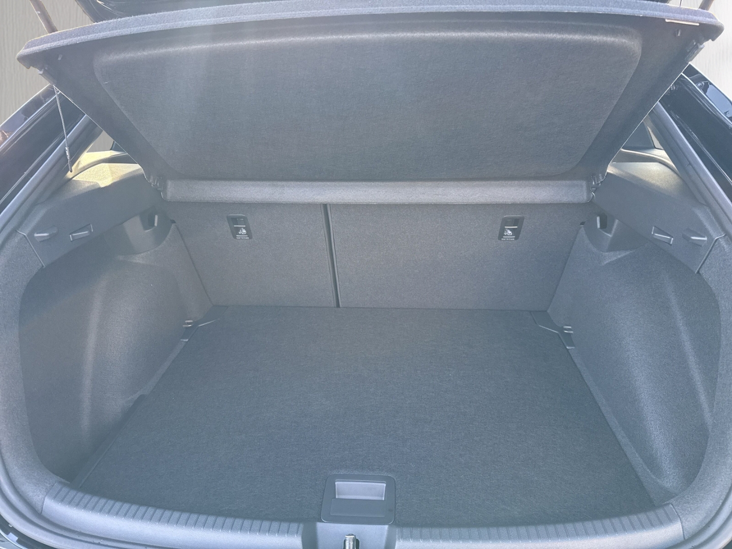 Fahrzeugabbildung Volkswagen Taigo 1.0 TSI DSG R-Line R-Kamera Navi GJR Pano IQ Drive