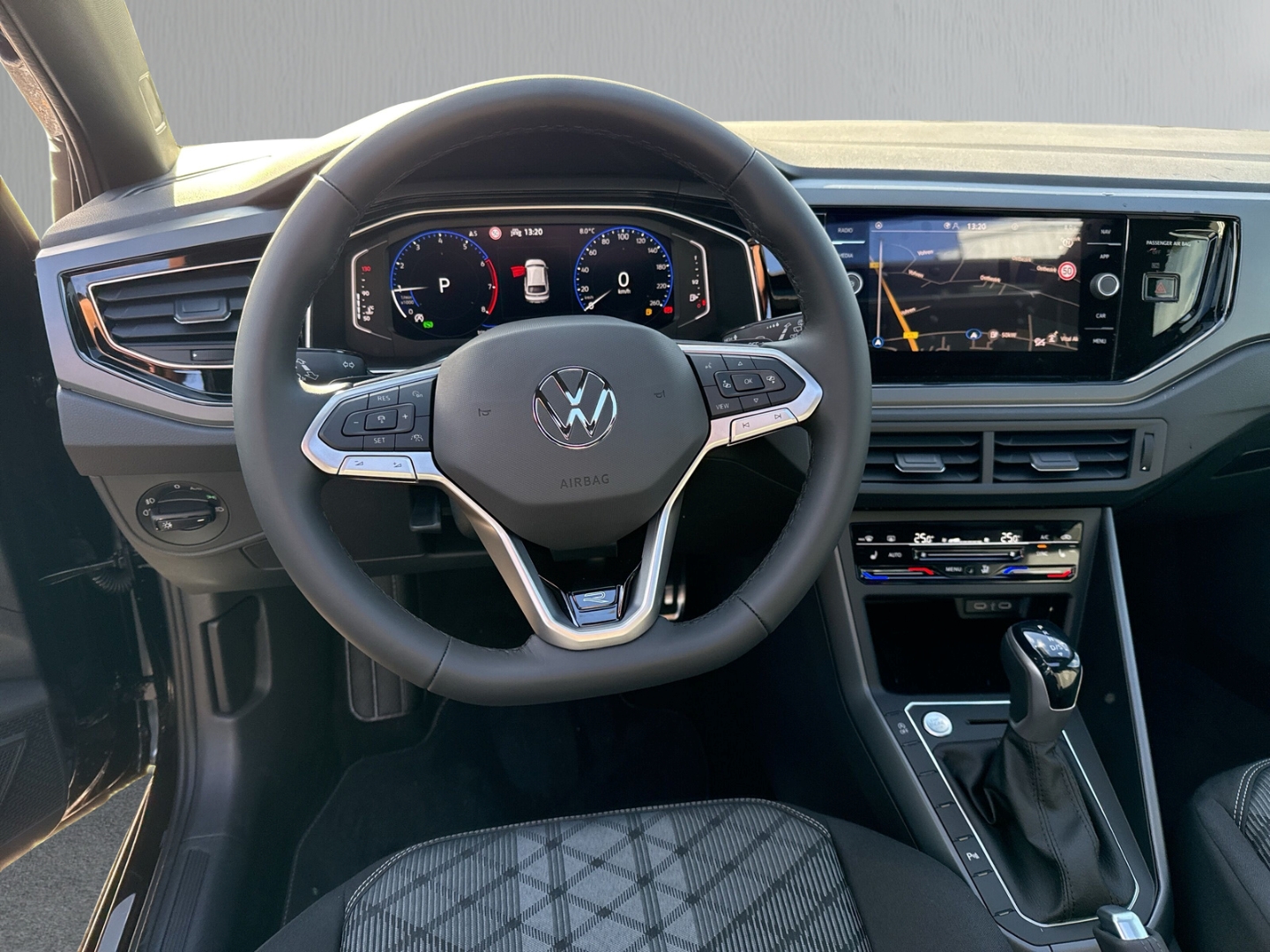 Fahrzeugabbildung Volkswagen Taigo 1.0 TSI DSG R-Line R-Kamera Navi GJR Pano IQ Drive