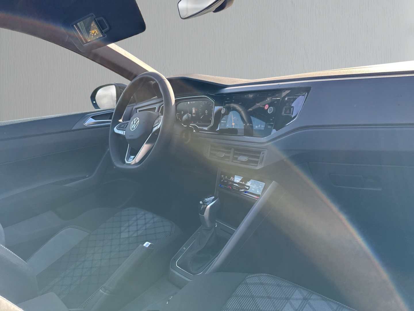 Fahrzeugabbildung Volkswagen Taigo 1.0 TSI DSG R-Line R-Kamera Navi GJR Pano IQ Drive